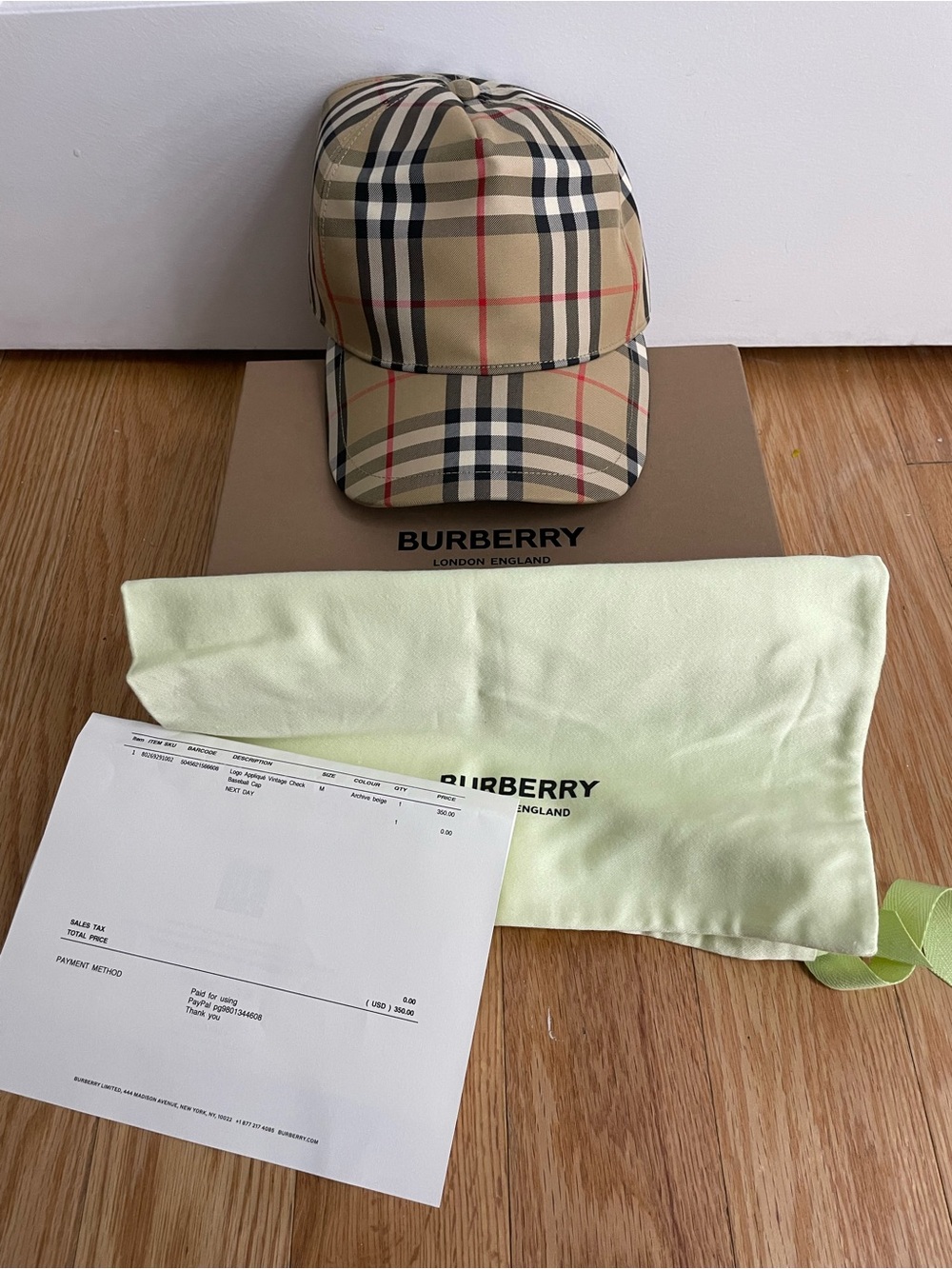 Unisex- Burberry Vintage Check Baseball Cap size Medium ( Like new )